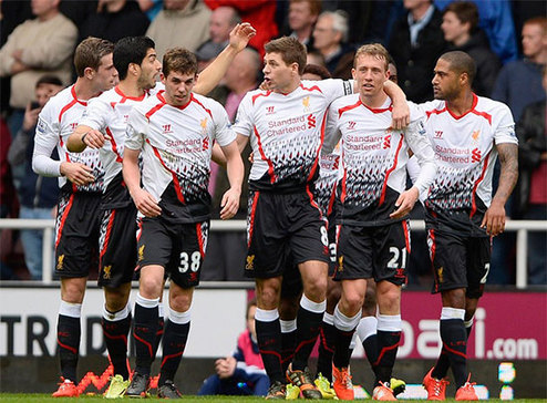 足球国足专机启程，目标三连胜（国足专机起航，冲击三连胜）