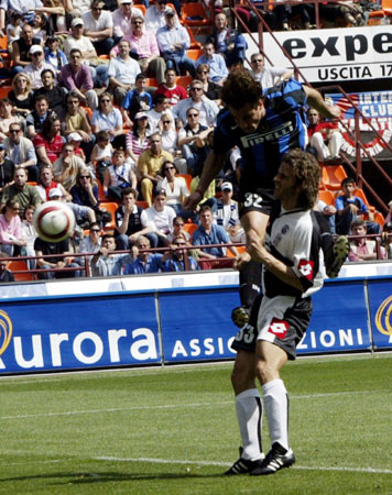 湖人斯马特谈伤势：就是背部痉挛，属于多年积劳造成的损耗