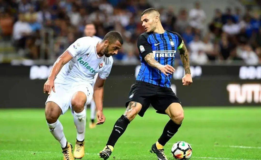 女子在冰面上奔跑拍照，突然冰面破裂女子坠入湖中！