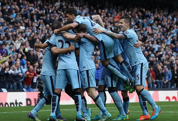 贝克汉姆捧杯狂喜，14岁小七穿抹胸太成熟，大儿子却在家熬汤